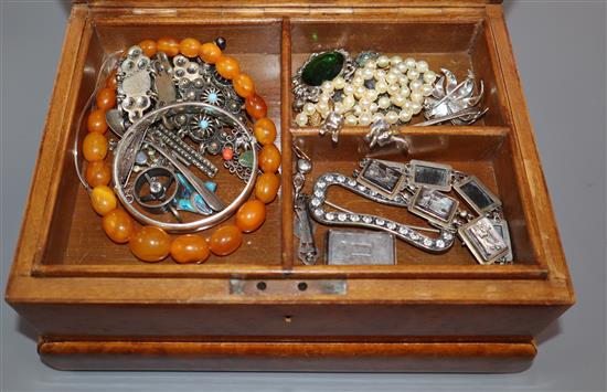 Mixed silver and jewellery including 19th century vinaigrette(a.f.), pair of rabbit cufflinks, amber beads, etc.